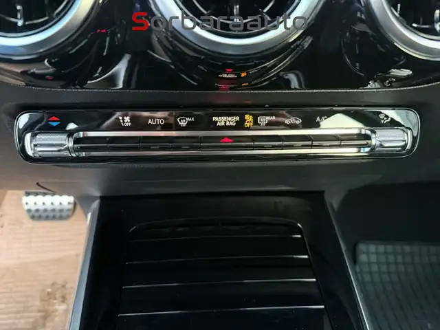 Mercedes-Benz GLA view 22