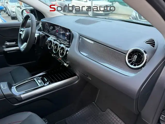 Mercedes-Benz GLA view 13