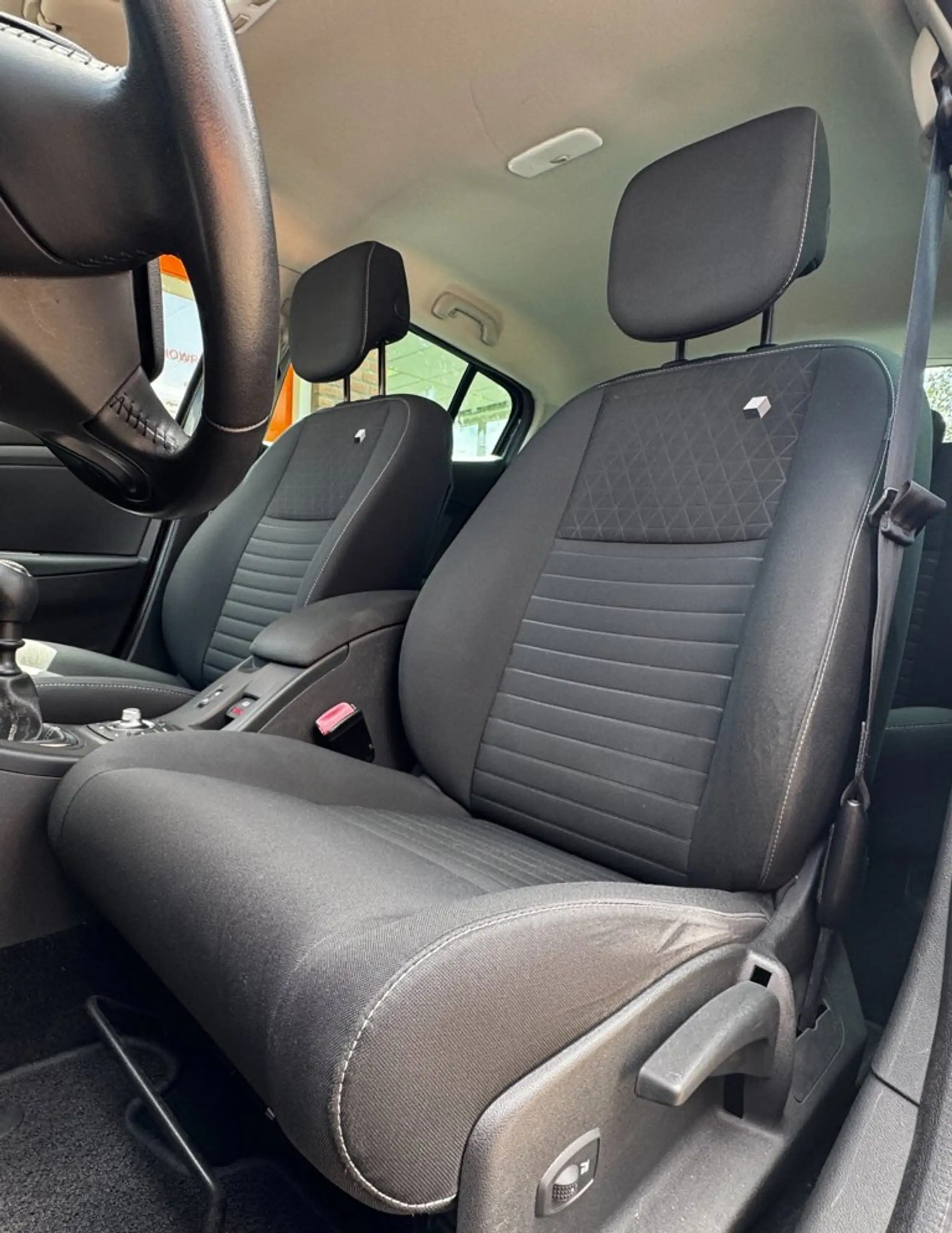 Renault Megane 1.2 TCe Limited — photo 11