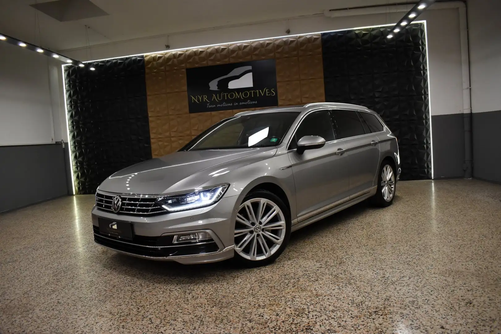 Volkswagen Passat Variant 2.0 TDI 4MOTION, R-LINE, VIRTUAL, ACC, MATRIX,AHK Silber - 1
