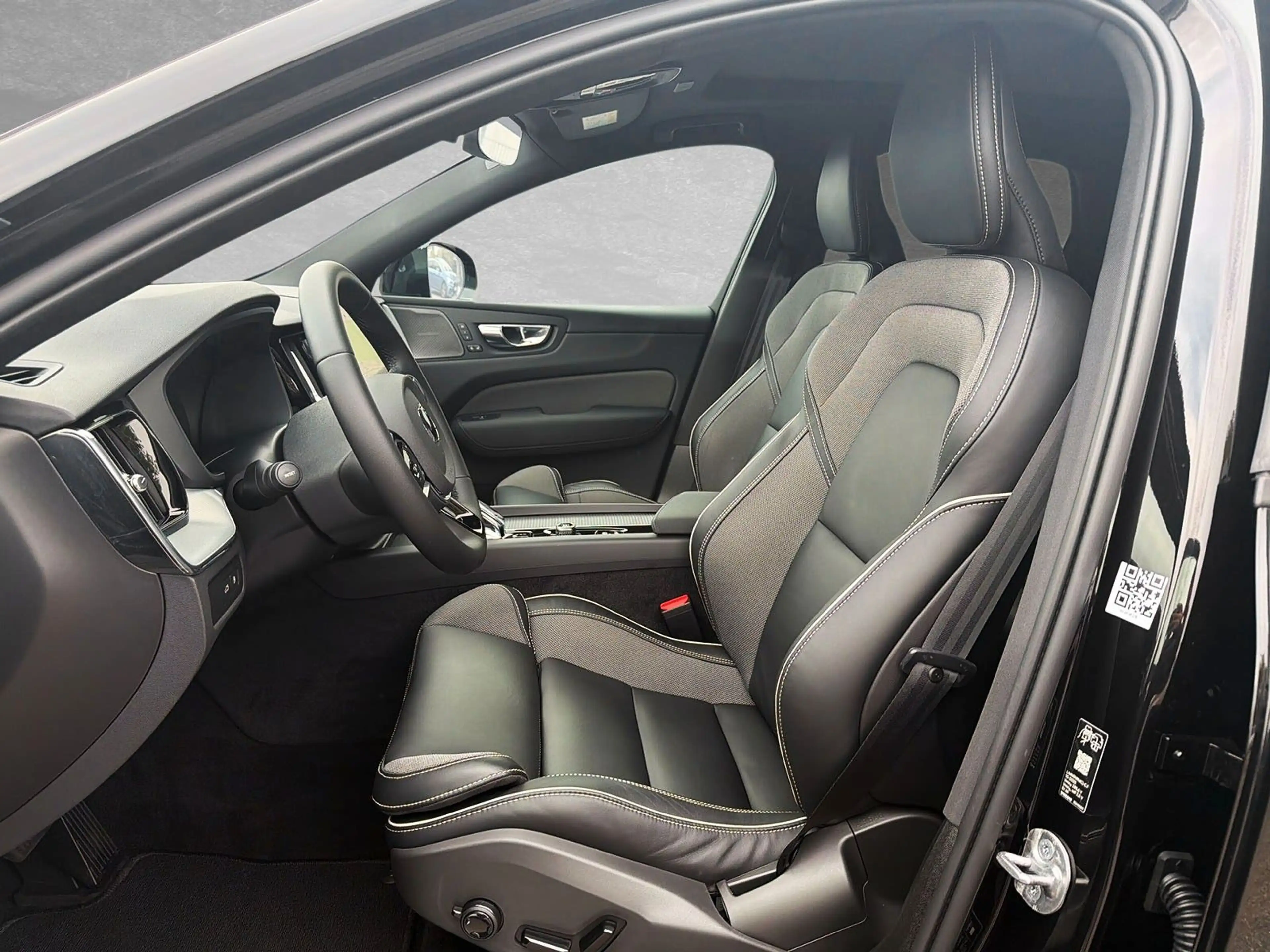 Volvo XC60 T6 AWD Plus Black Edition ACC BLIS HUD SD — photo 3