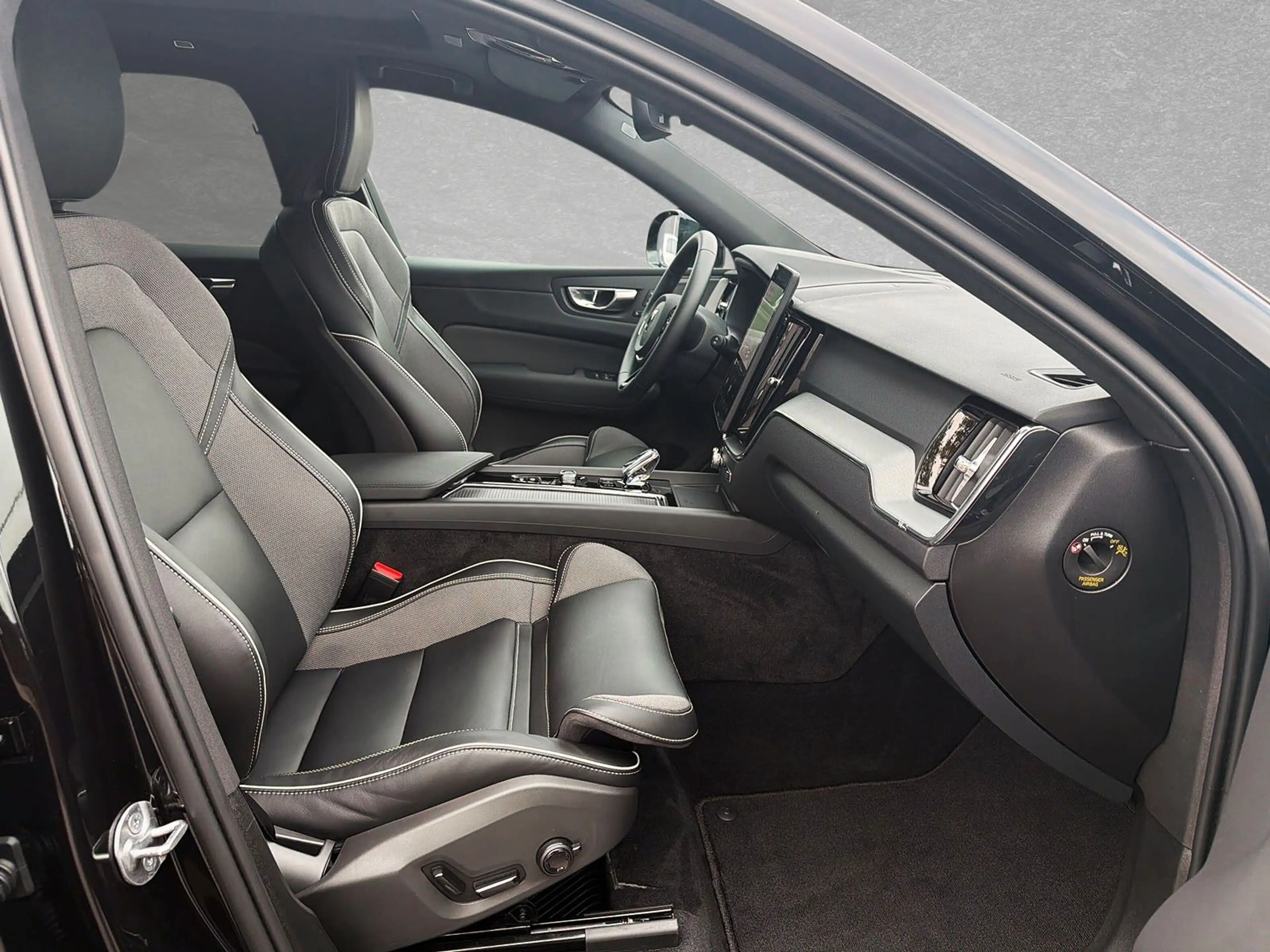 Volvo XC60 T6 AWD Plus Black Edition ACC BLIS HUD SD — photo 4