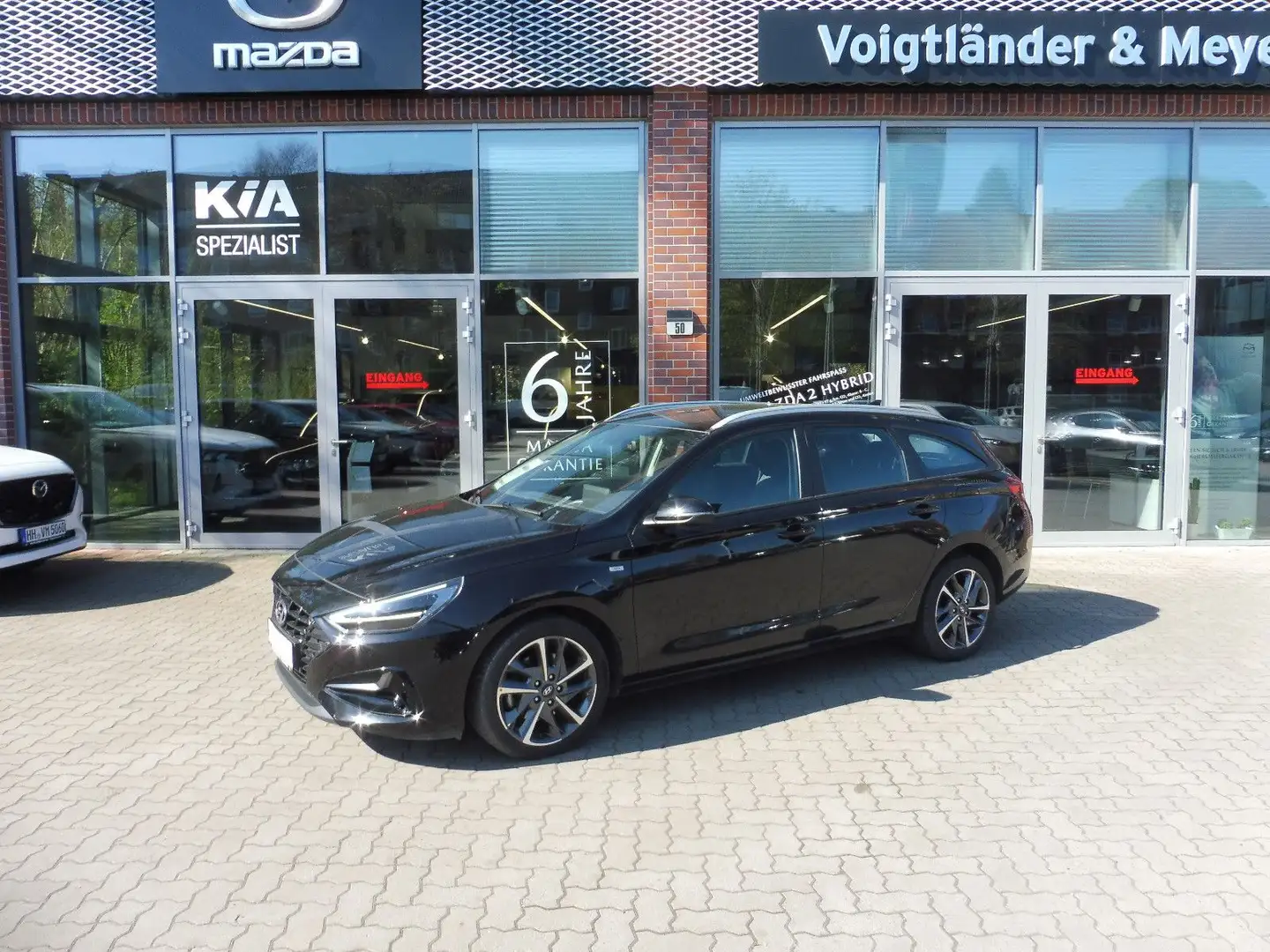 Hyundai i30 Trend Kombi Autom. Navi Kamera LED Ganzjahre Schwarz - 1