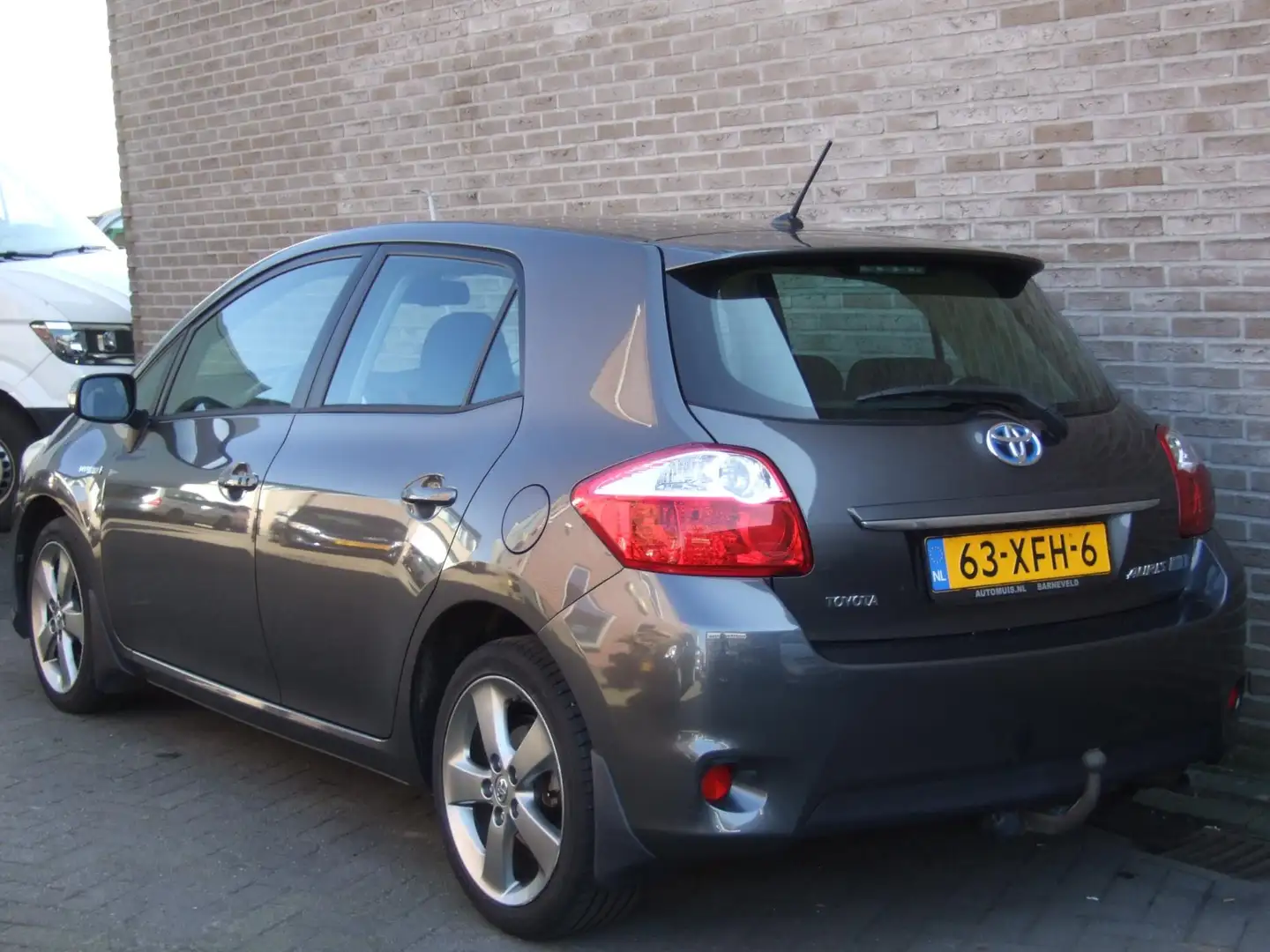 Toyota Auris 1.8 Full Hybrid Dynamic Business Grijs - 2