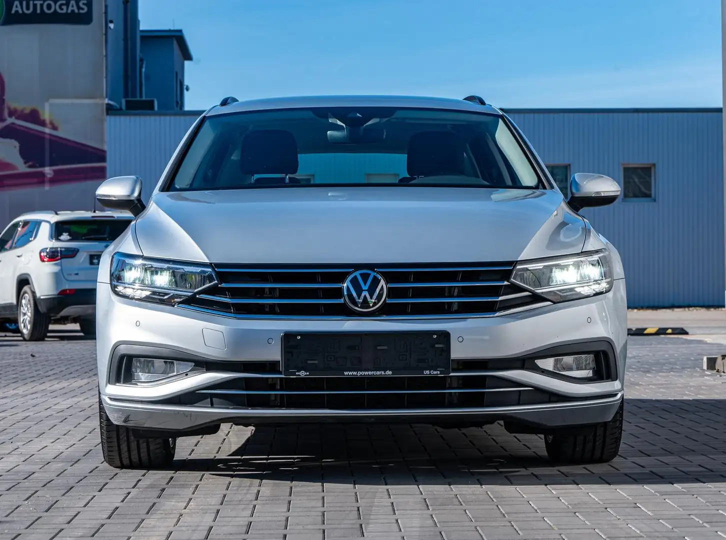 Volkswagen Passat Variant 1.5 TSI Business,AHK Silber - 2