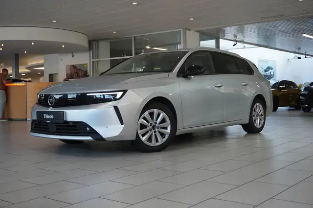 Opel Astra view 3