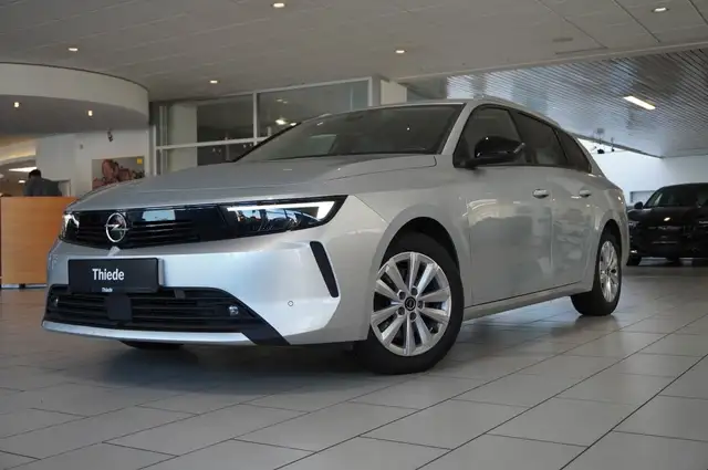 Opel Astra view 4