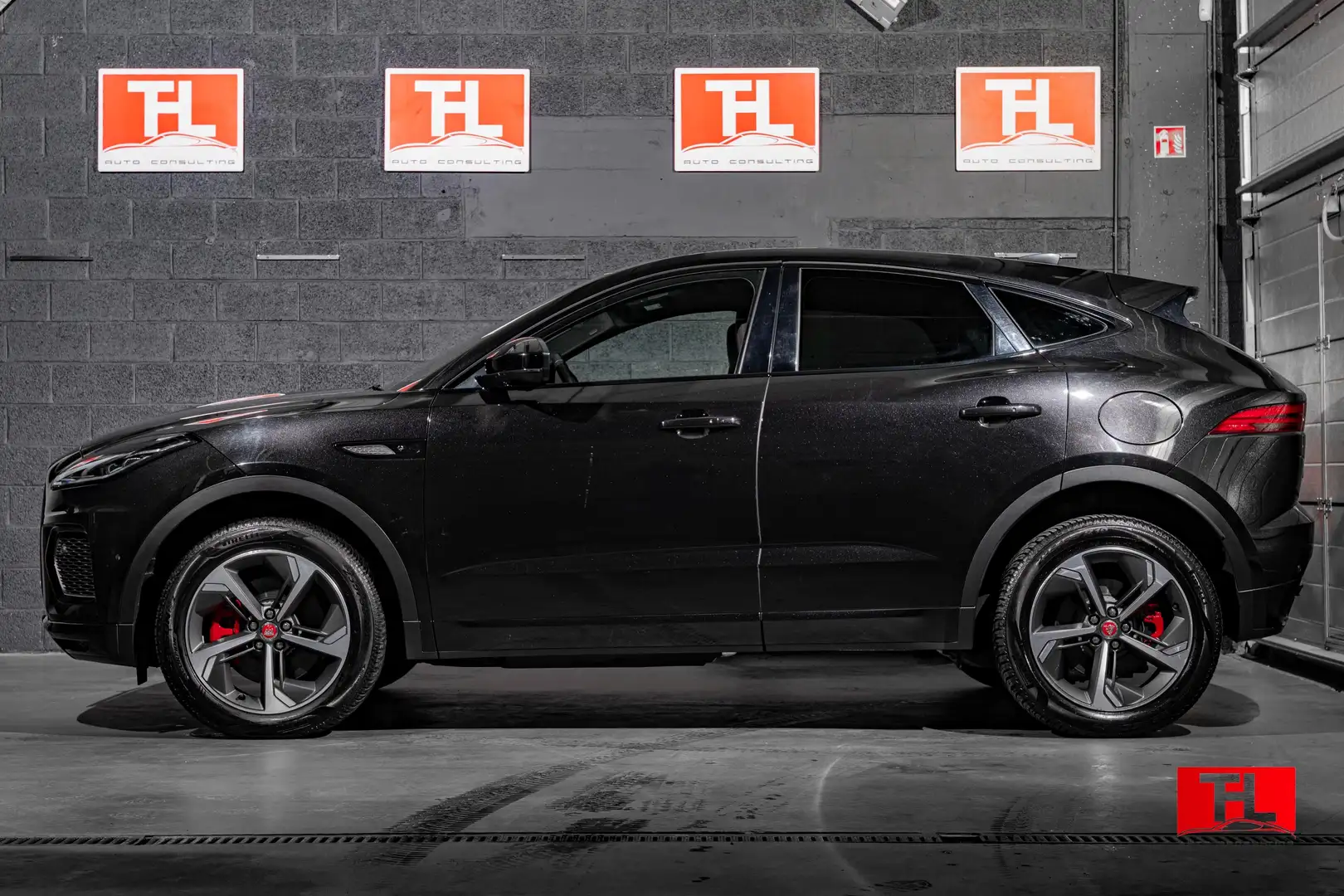 Jaguar E-Pace AWD P300e R-Dynamic SE Auto Pano/ACC/Meridian - 2