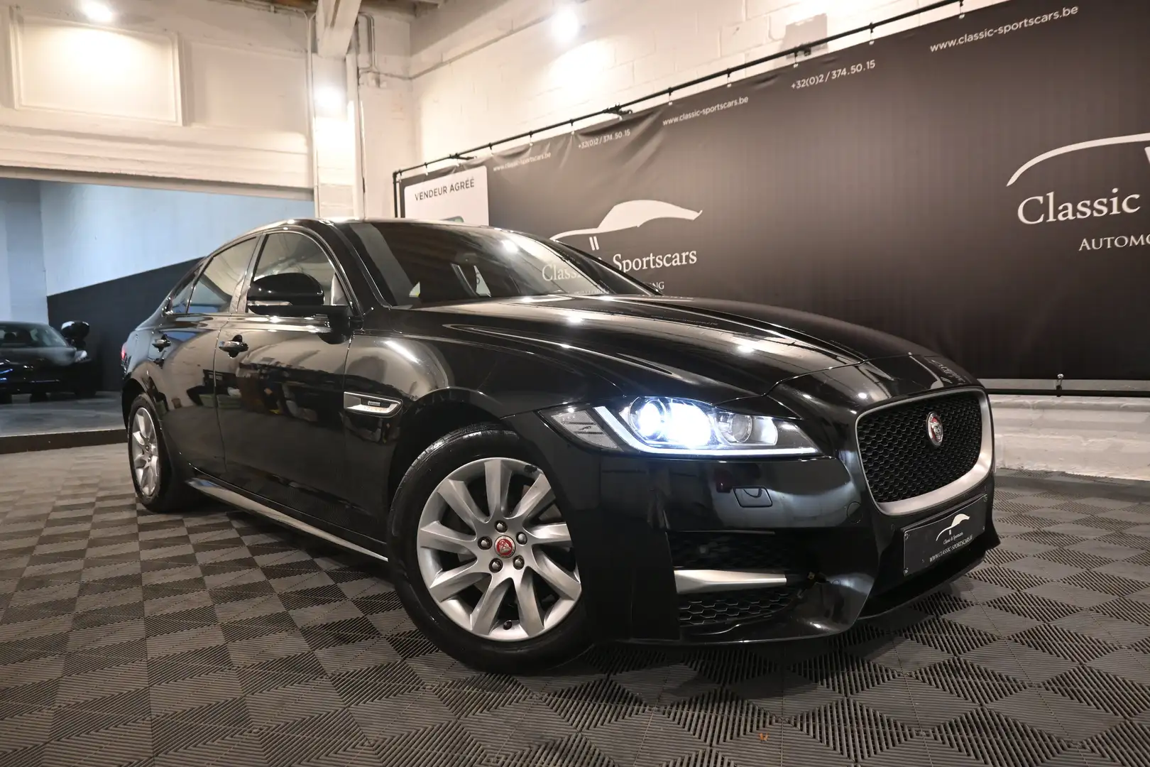 Jaguar XF 2.0 D R-SPORT / CAMERA / GPS NAVIGATION / LEDS !! Zwart - 2