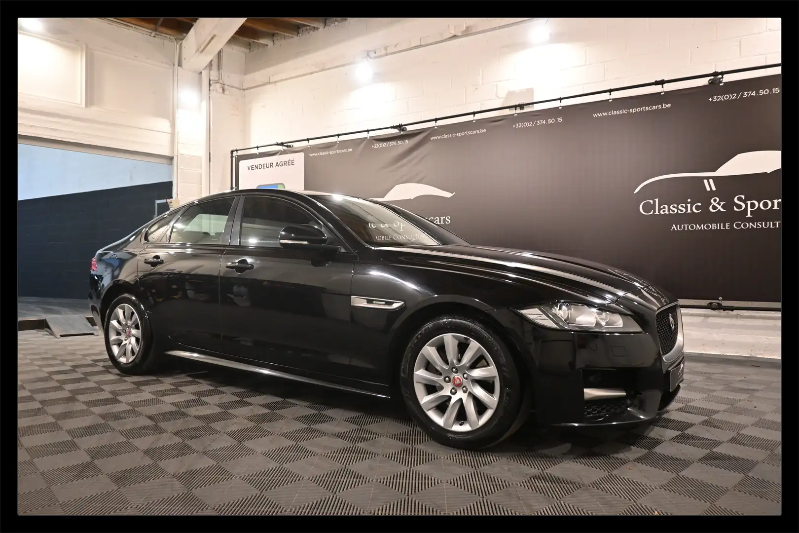 Jaguar XF 2.0 D R-SPORT / CAMERA / GPS NAVIGATION / LEDS !! Zwart - 1