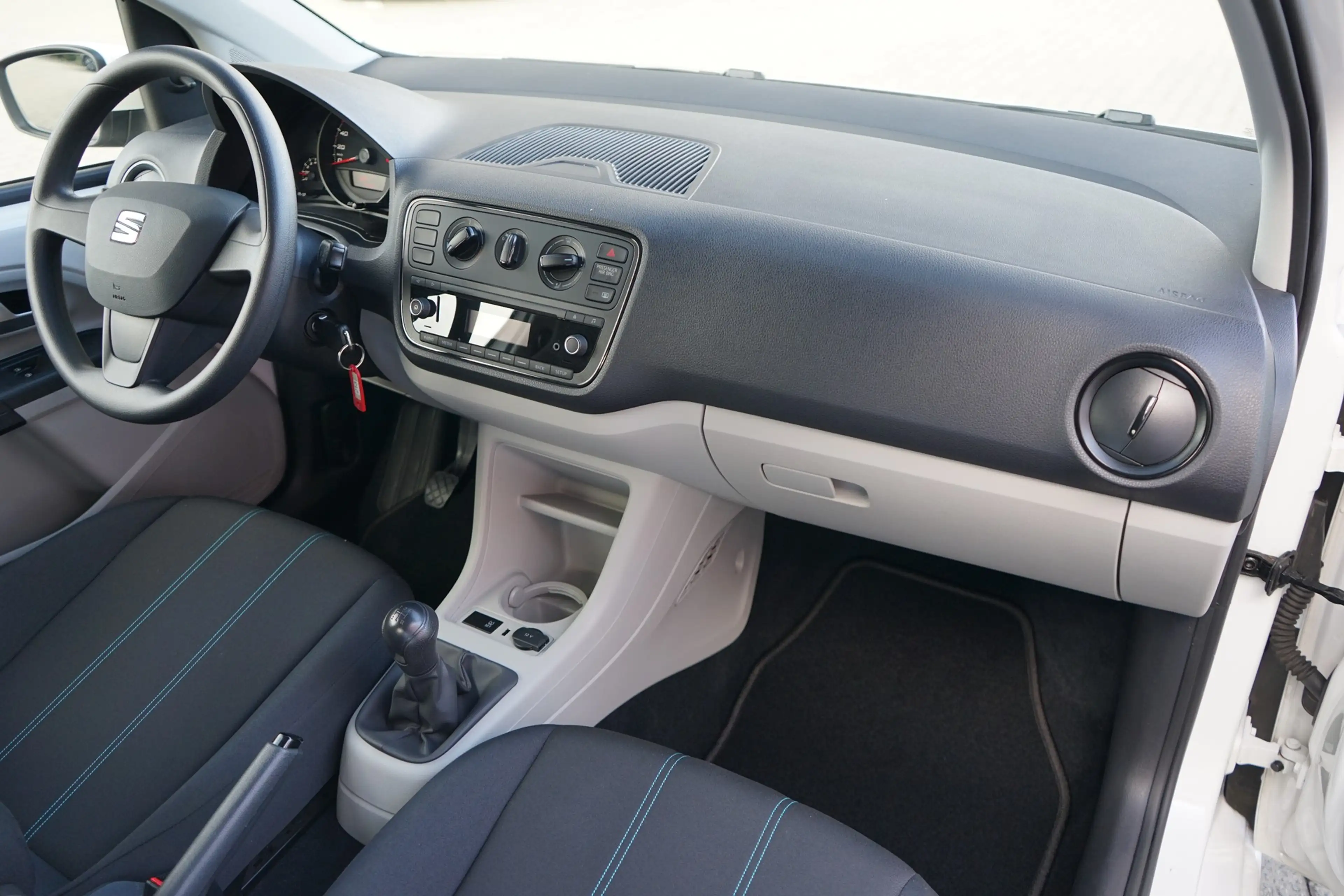 SEAT Mii 1.0 Chic AUX Bordcomputer Checkheft — photo 5