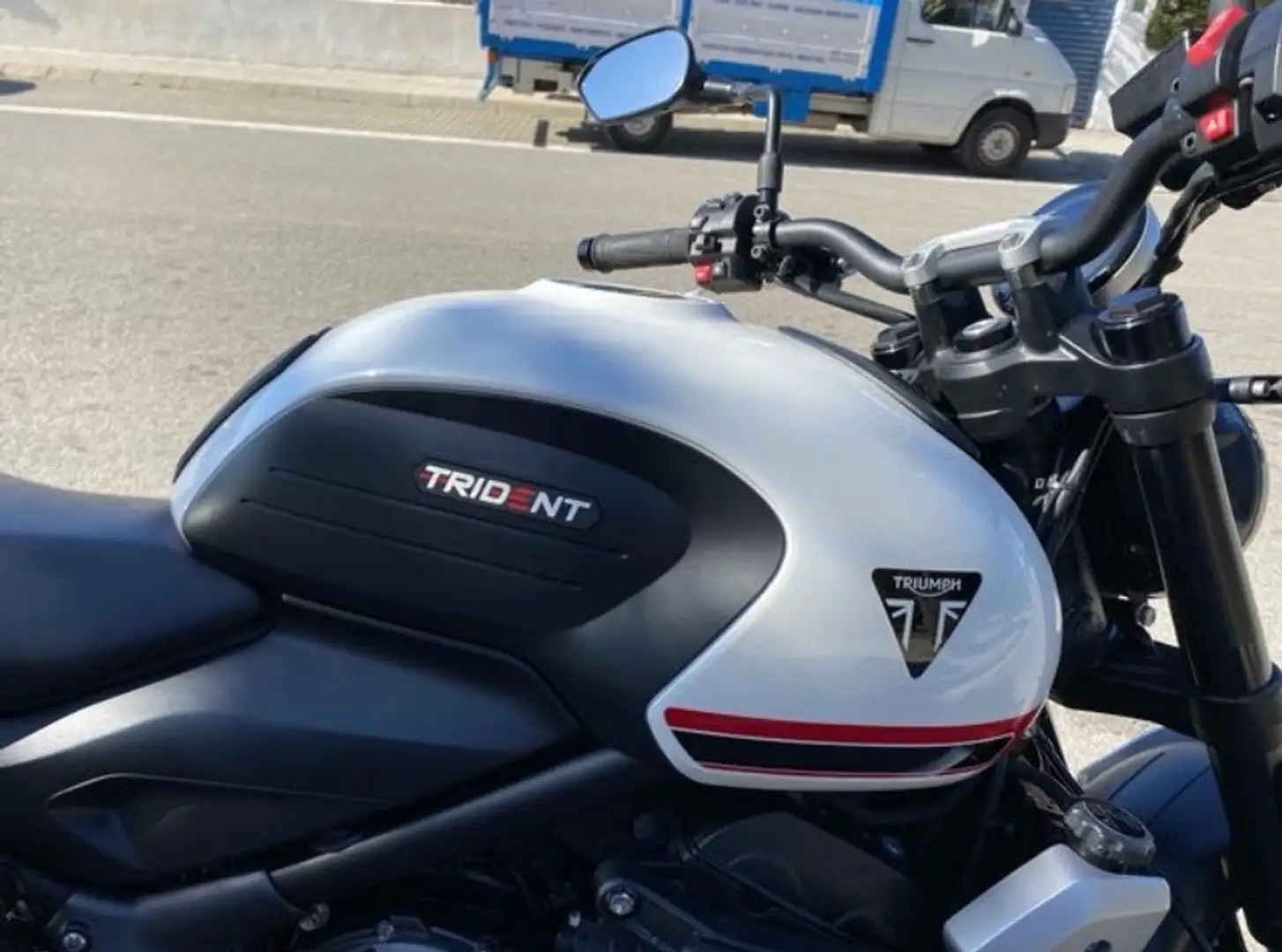 Triumph Trident 660 Blanco - 2