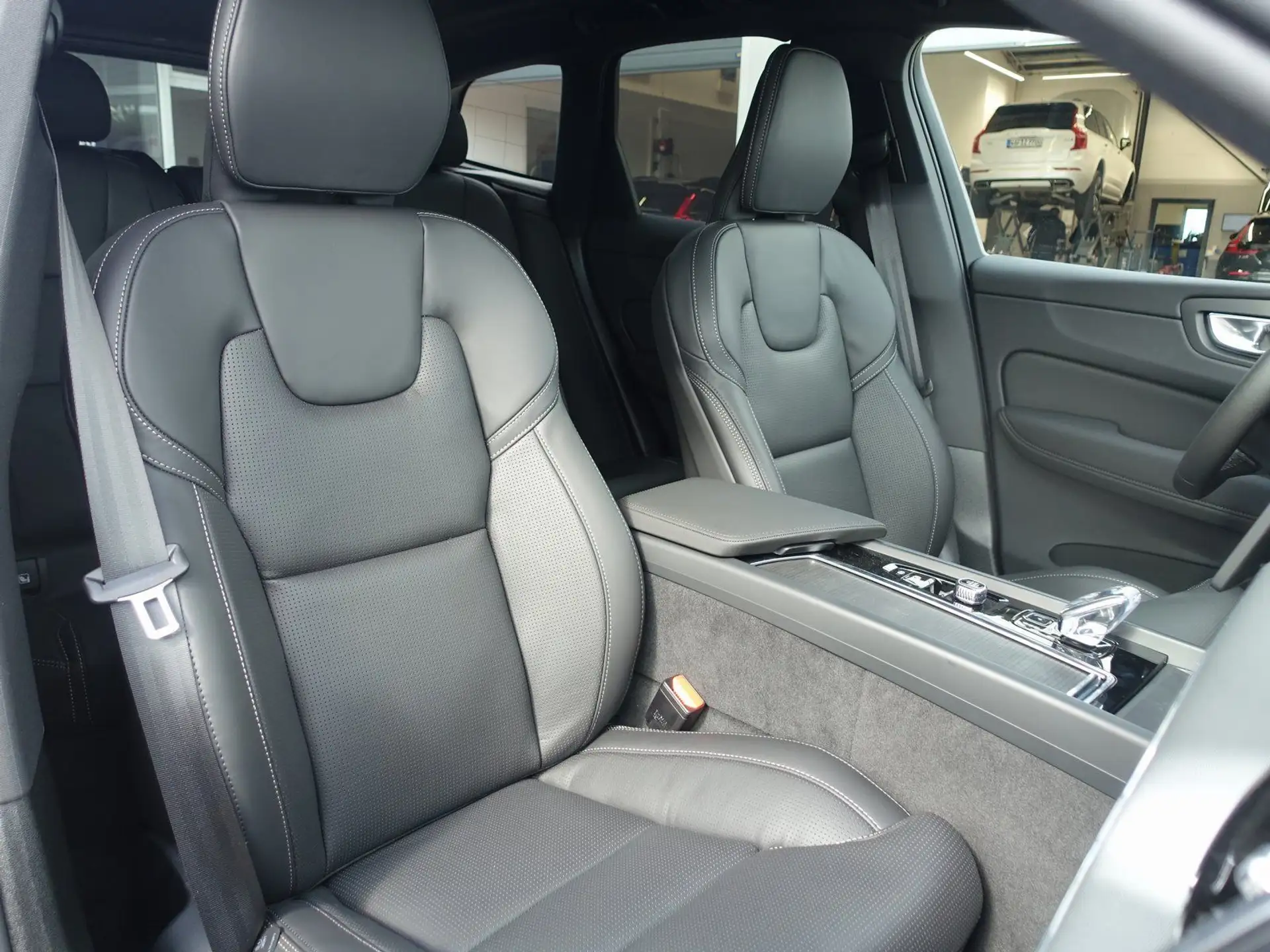 볼보 Volvo XC60 T6 2026 검정 사진 8
