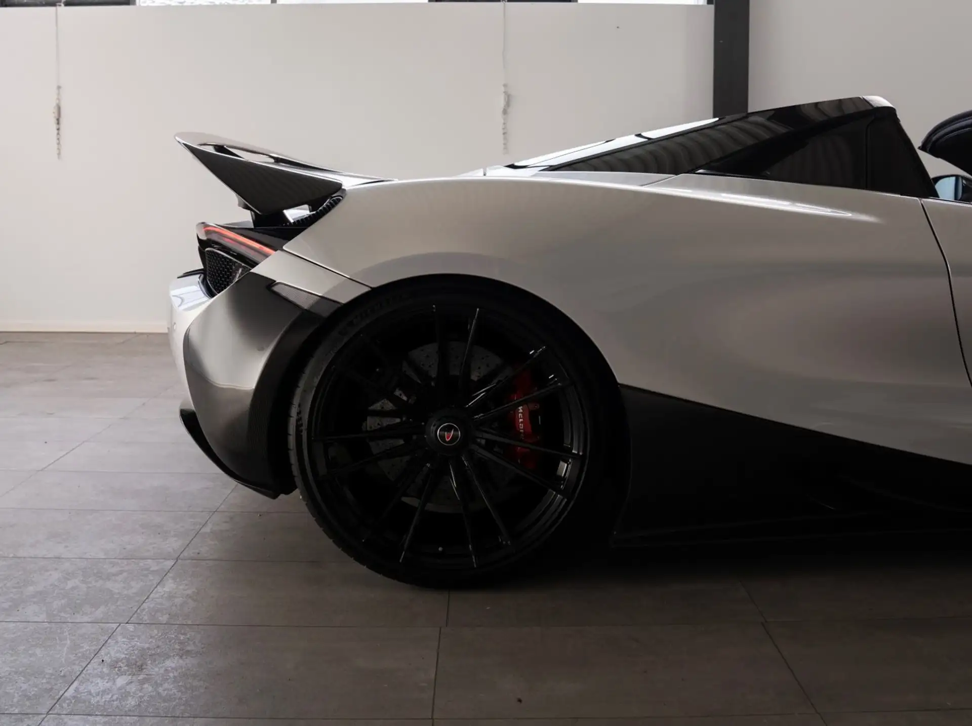 맥라렌 720S 720 Sport Spider 2019 은색 사진 5
