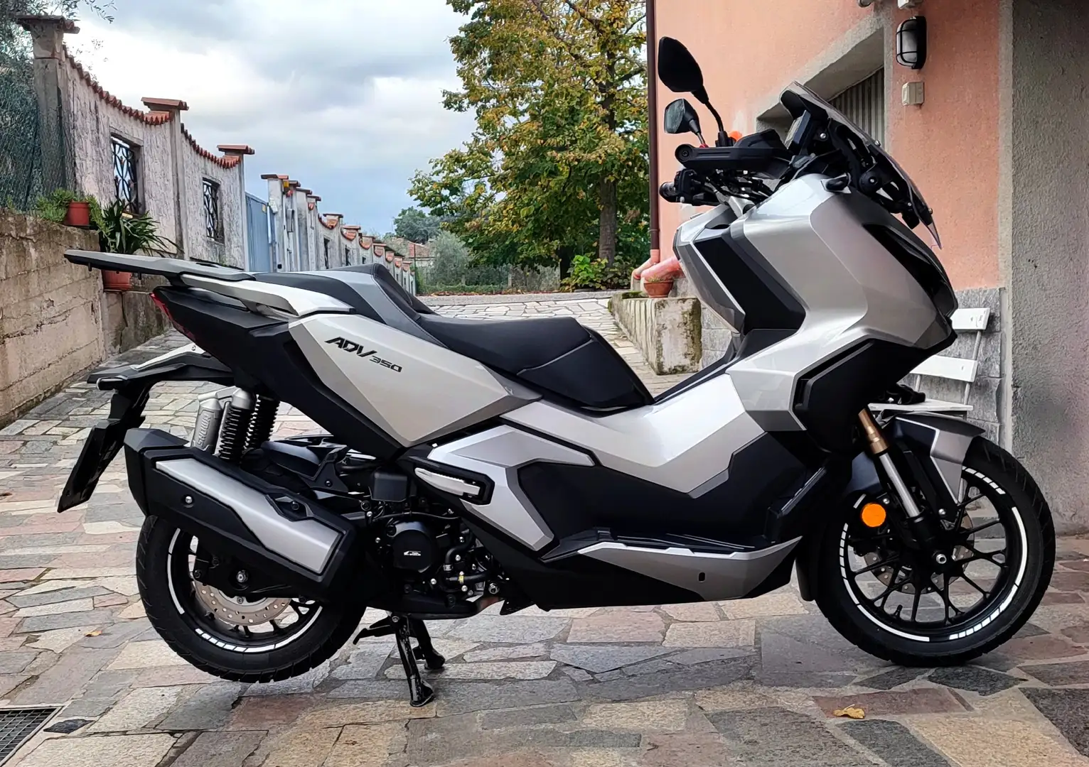Honda ADV 350 Silber - 2