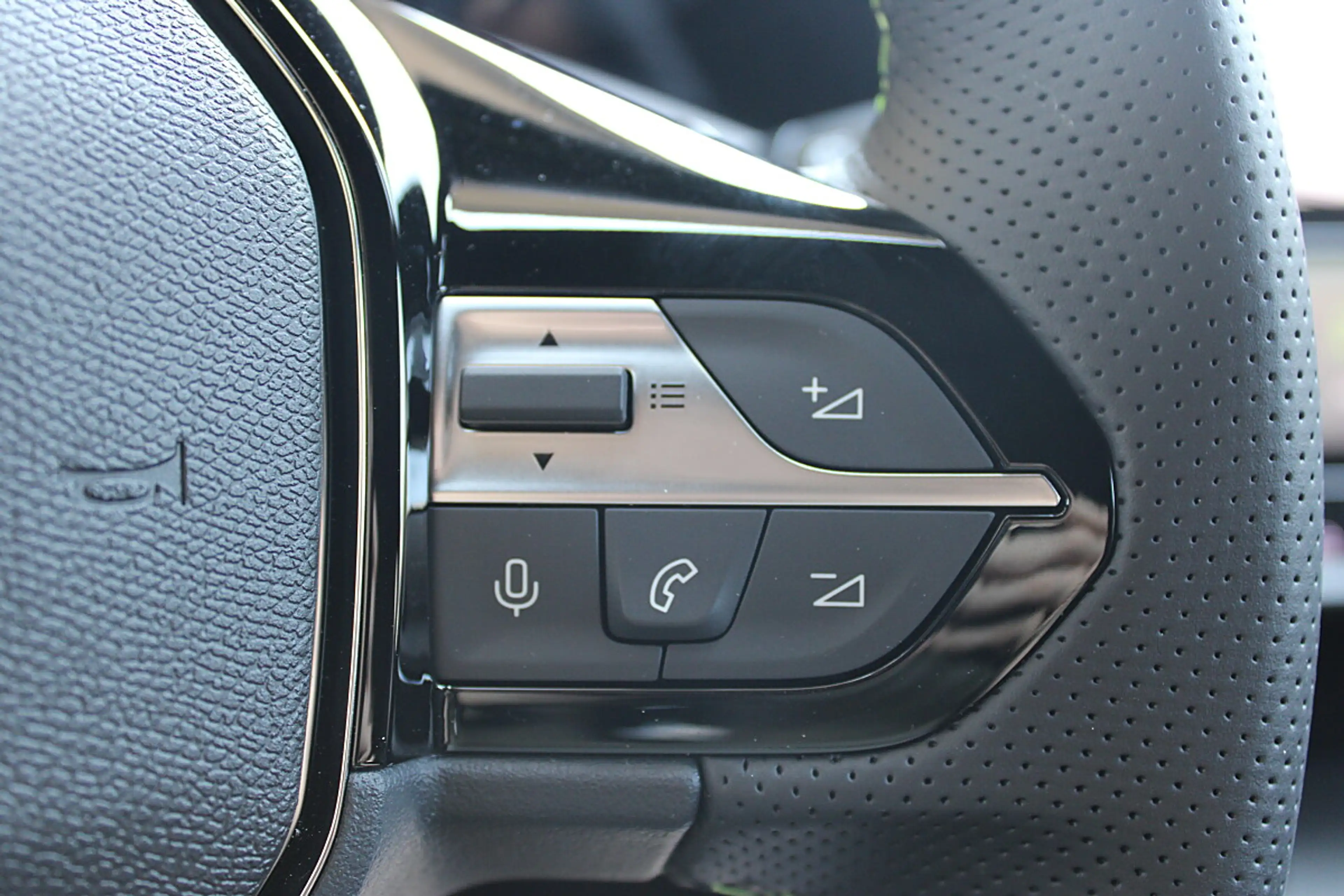 Peugeot 308 SW PureTech 130 S&S EAT8 GT Pack — photo 23