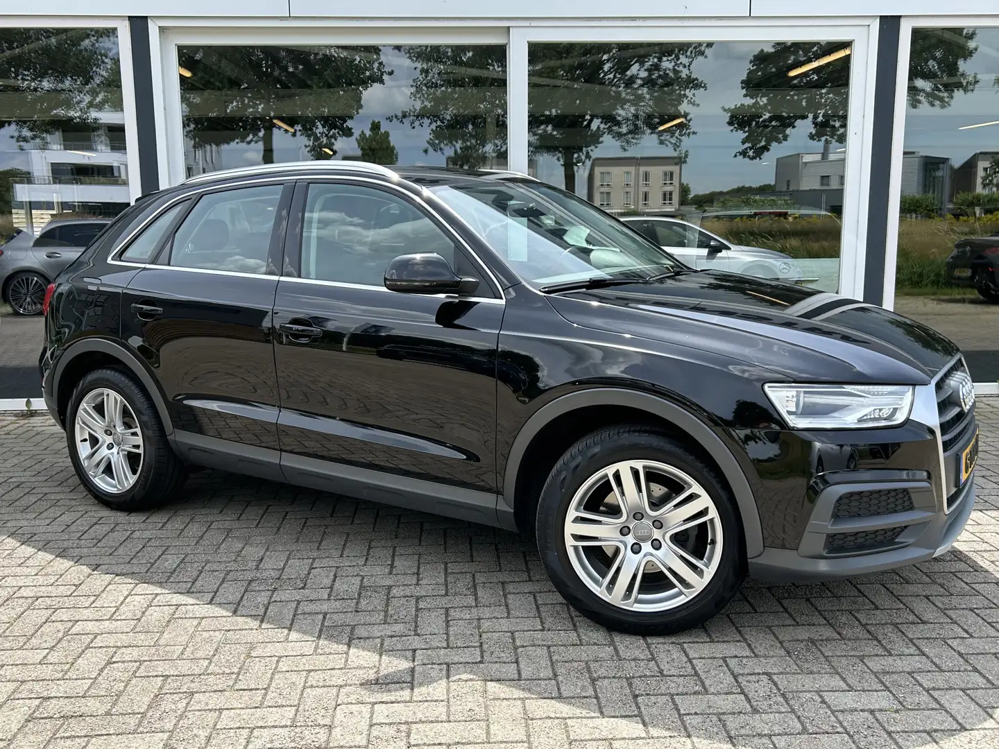 Audi Q3 1.4 TFSI CoD Design Pro Line Plus 50% deal 7.975,- Schwarz - 1