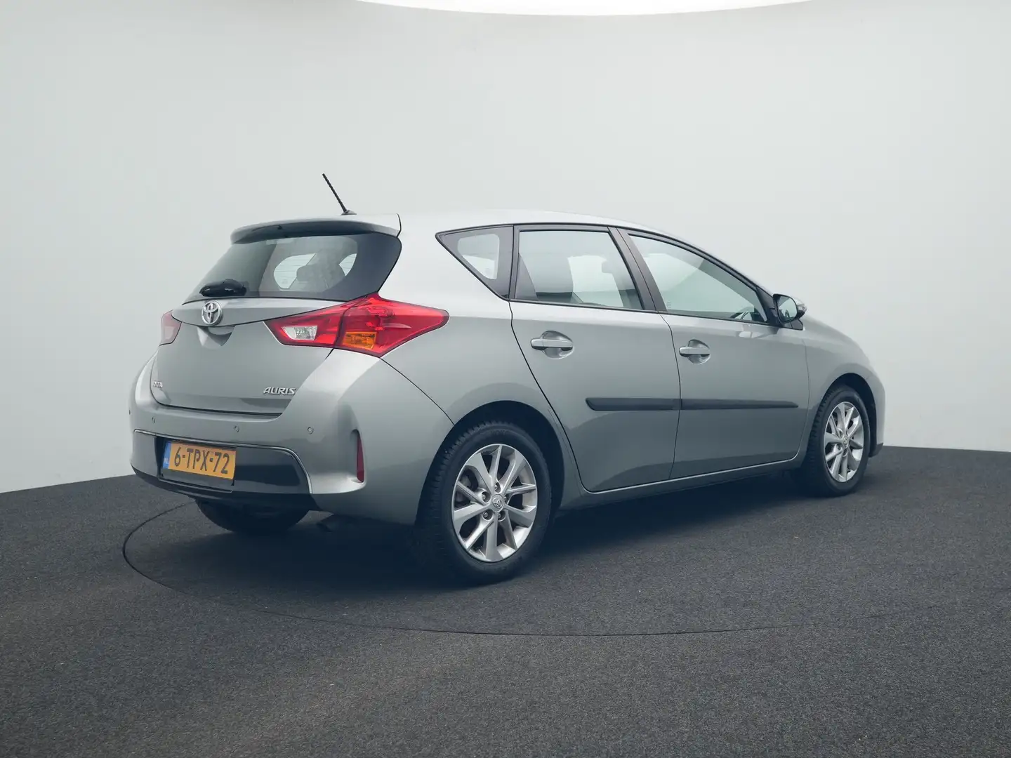 Toyota Auris 1.3 Now Grijs - 2