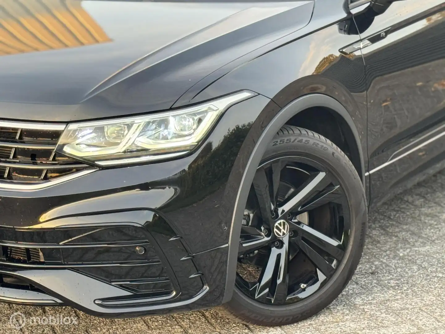 Volkswagen Tiguan 1.5 TSI 3X R-Line Pano 360” IQ LED H&K Zwart - 2