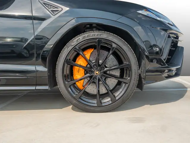 Lamborghini Urus view 5