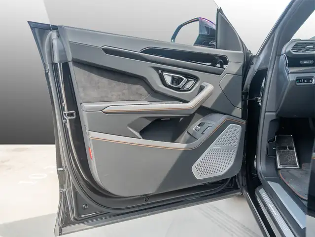 Lamborghini Urus view 10