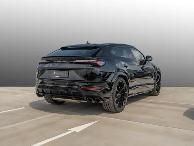 Lamborghini Urus view 4