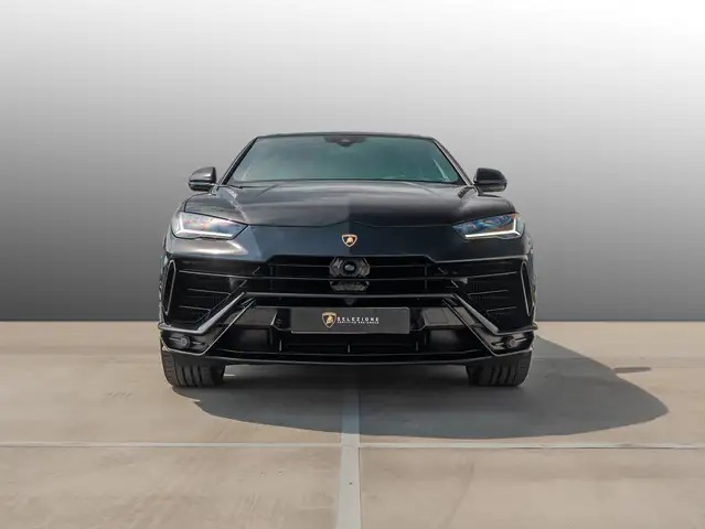 Lamborghini Urus view 2