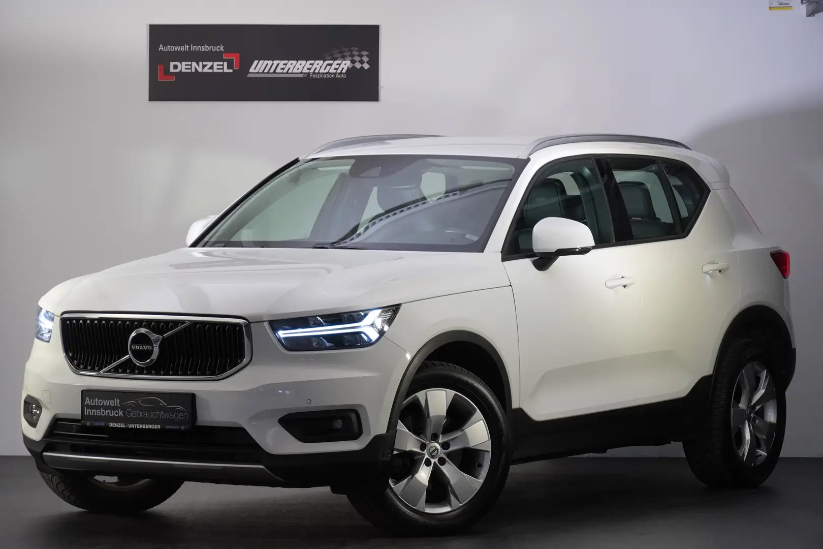 Volvo XC40 D4 Momentum AWD Geartronic Weiß - 2