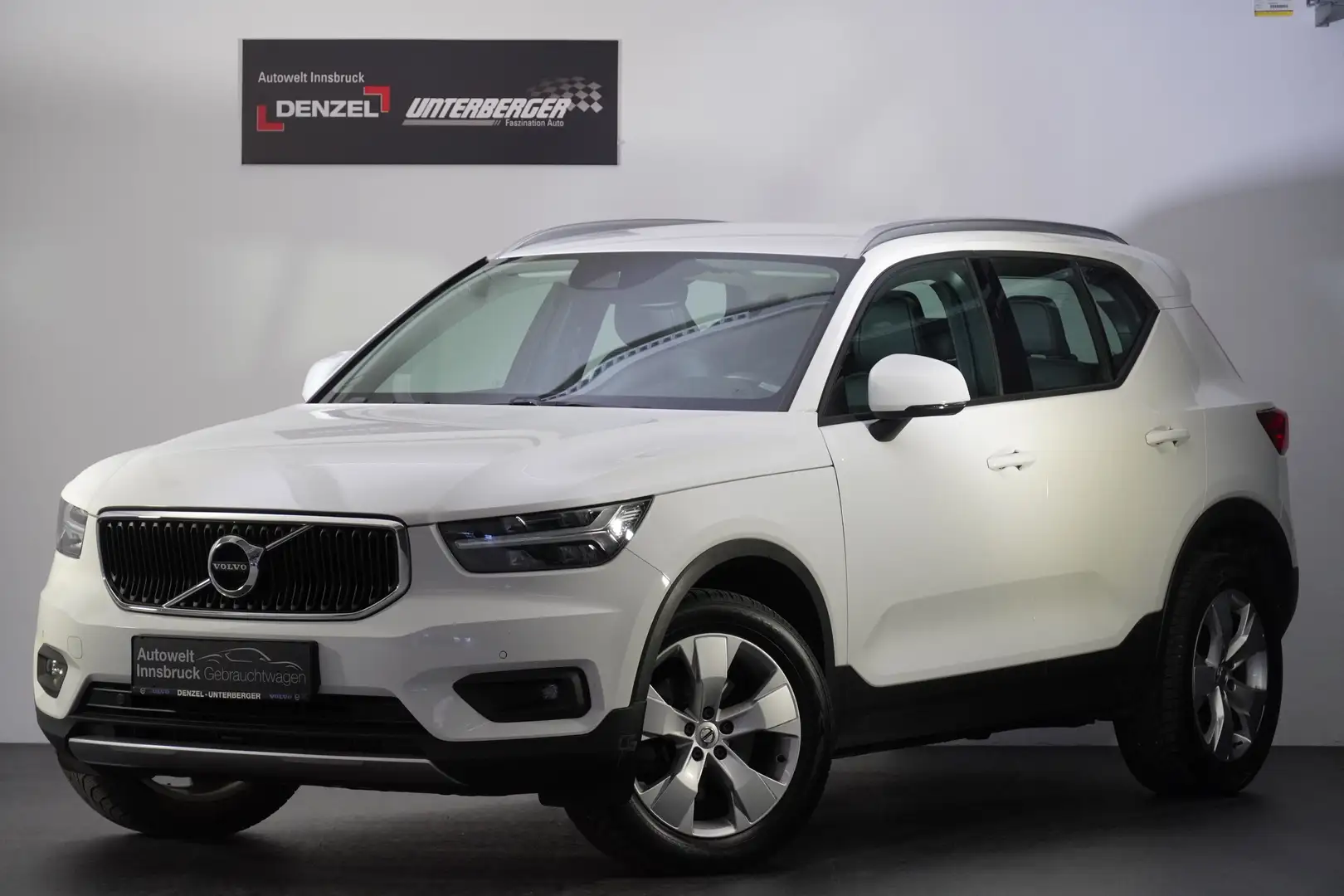 Volvo XC40 D4 Momentum AWD Geartronic Weiß - 1