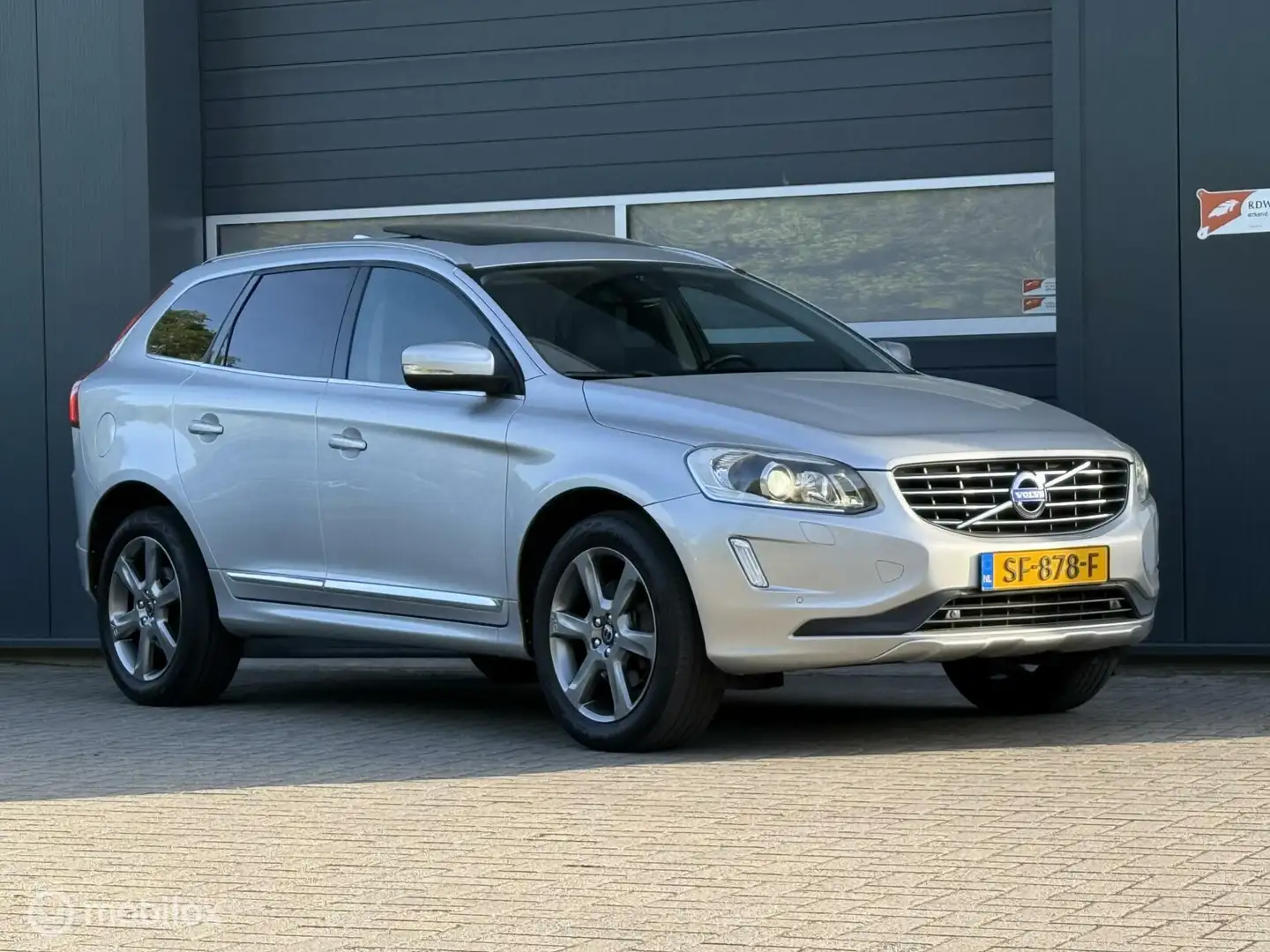 Volvo XC60 2.0 D4 FWD Summum Geartronic-8 /Panoramadak/19inch Gris - 2