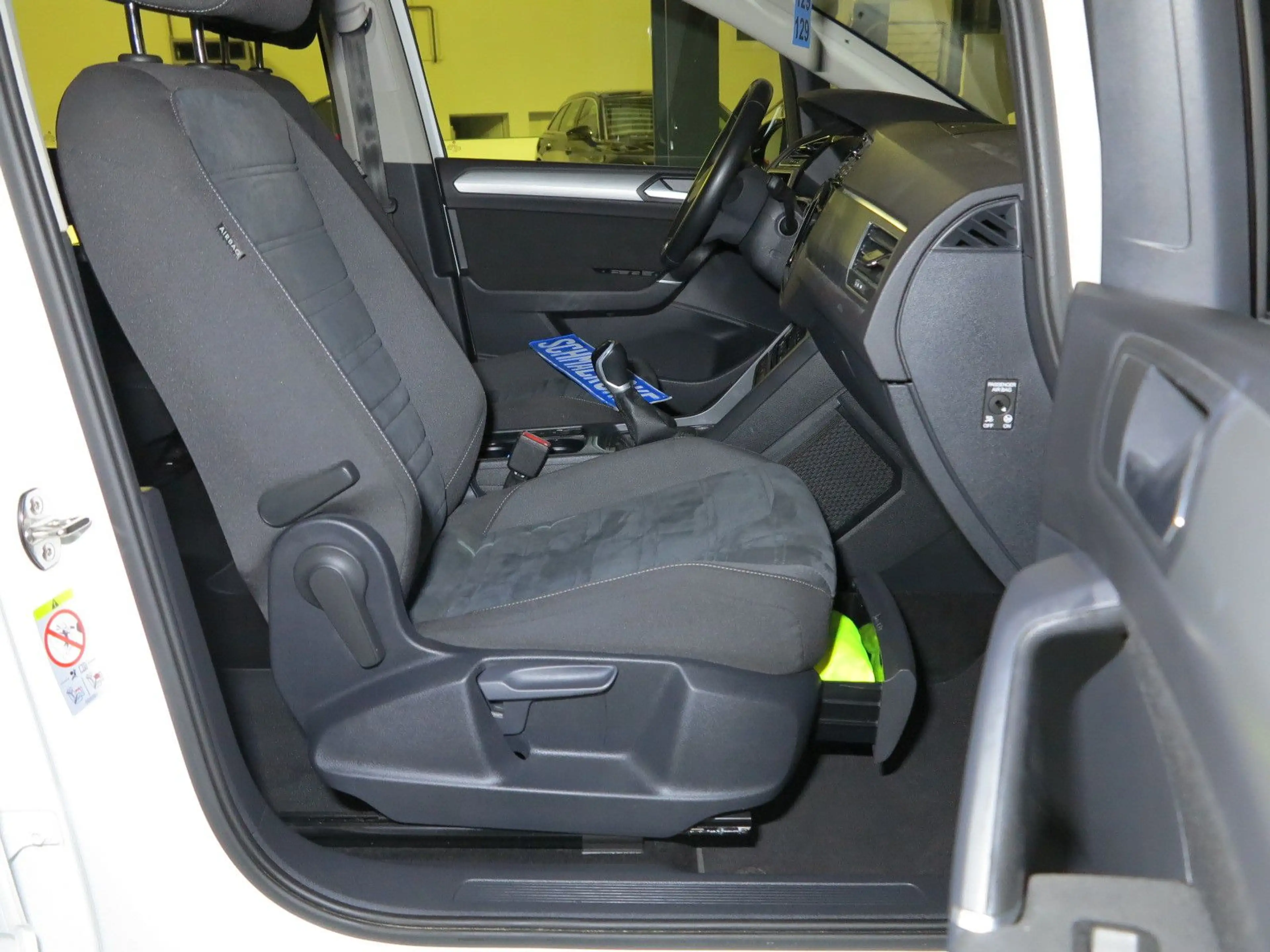 Volkswagen Touran 2.0 TDI SCR COMFORTL AHK Navi ACC DAB — photo 11