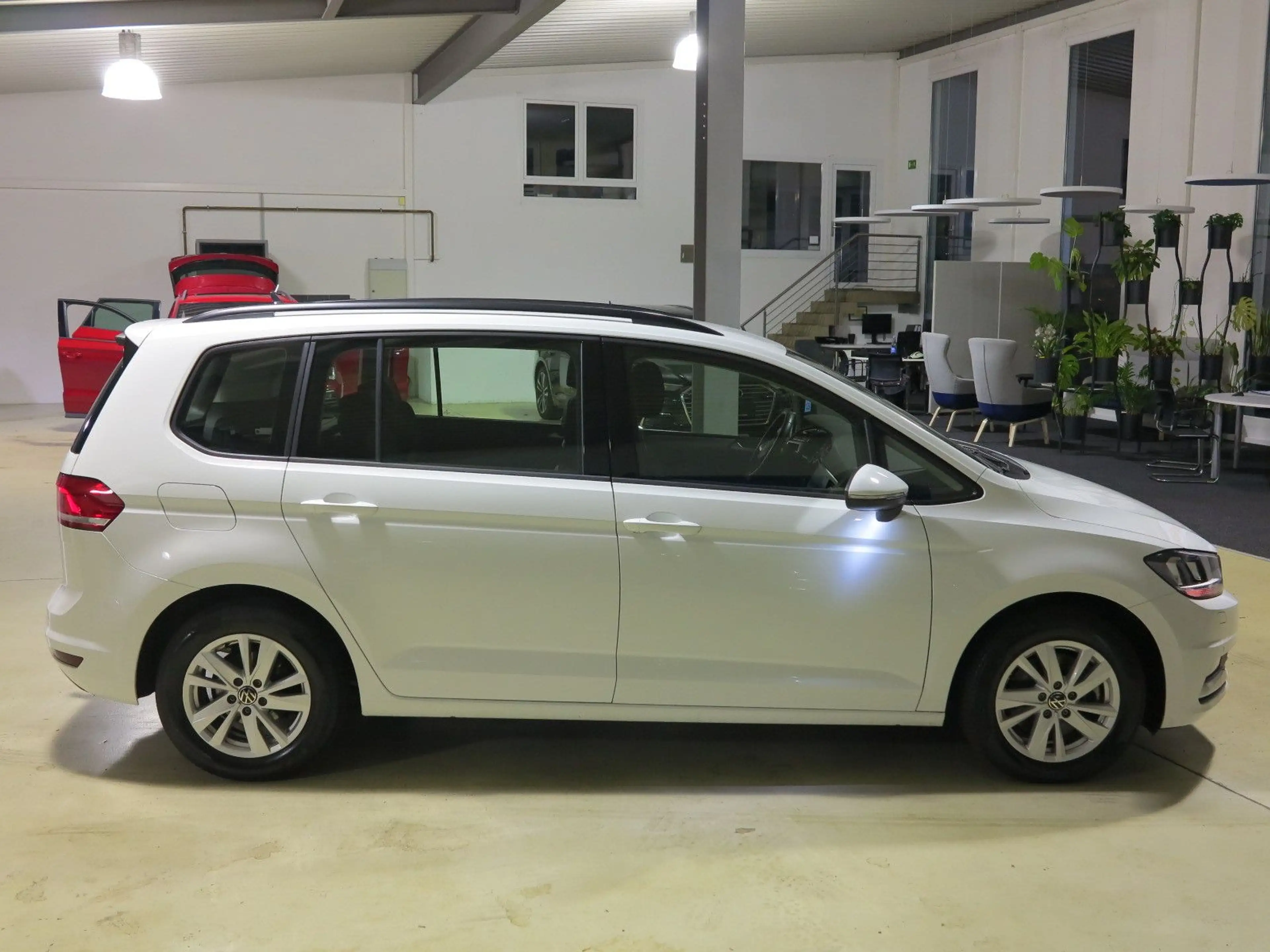Volkswagen Touran 2.0 TDI SCR COMFORTL AHK Navi ACC DAB — photo 13