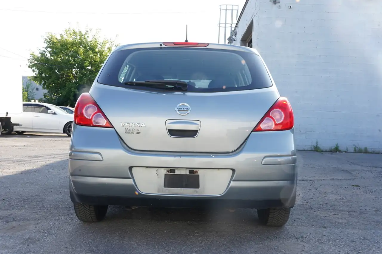 Nissan Versa снимка Nissan Versa