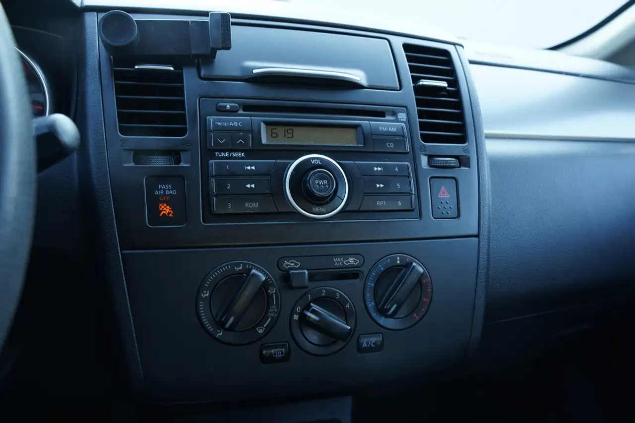 Nissan Versa снимка Nissan Versa