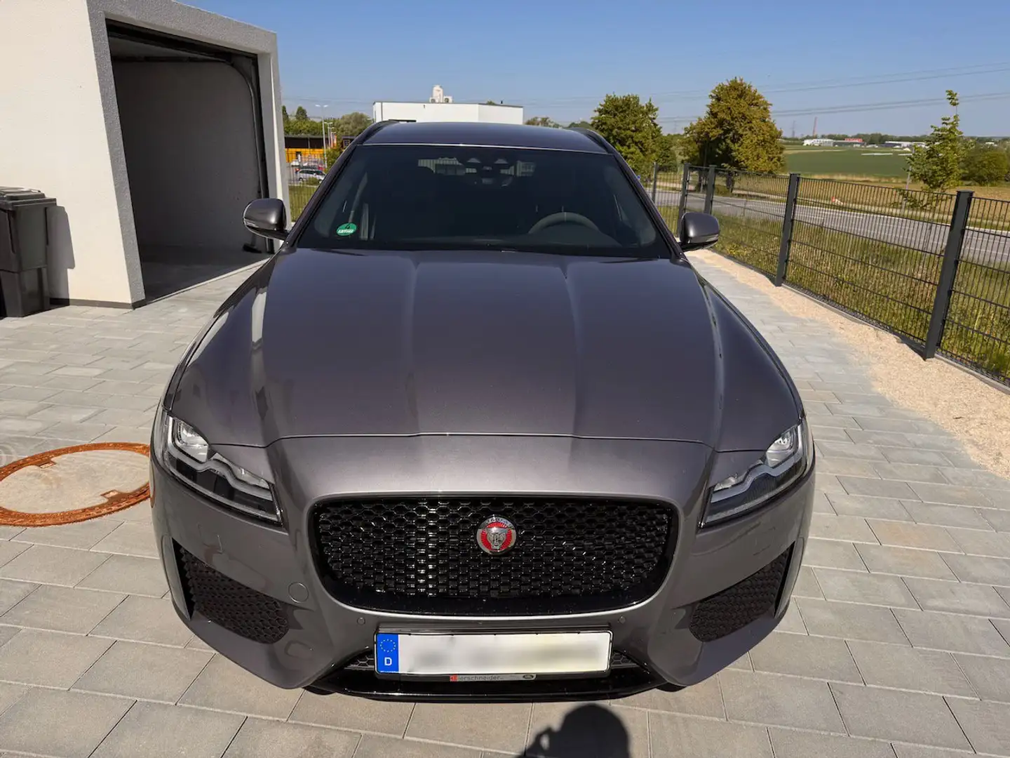 Jaguar XF XF 25d AWD Sportbrake  Aut. Chequered Flag Grau - 2
