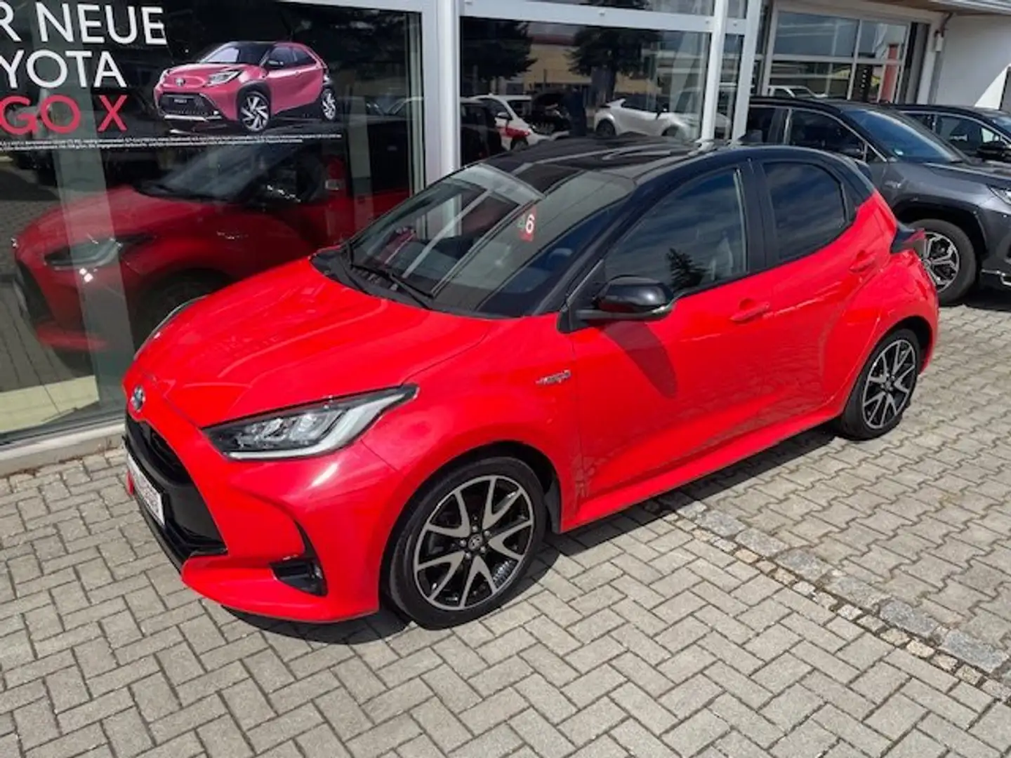 Toyota Yaris Hybrid 1.5 VVT-i Premiere Edition Rot - 1