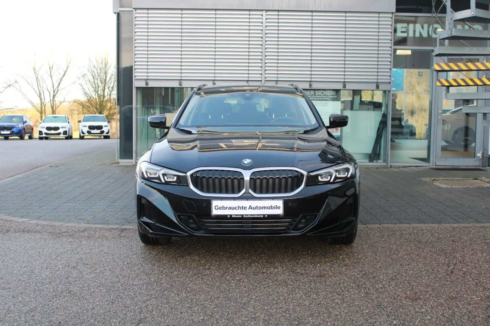 BMW 318 i Touring Navi LED PDC Tempomat SH DAB Wide Schwarz - 2