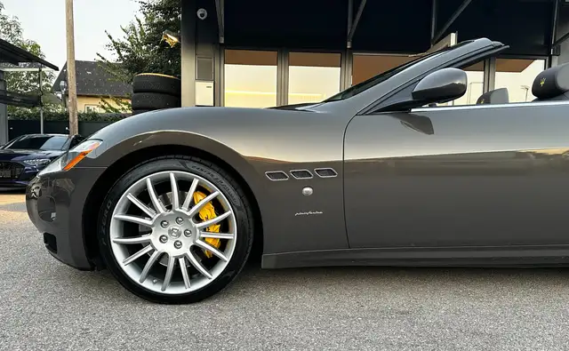 Maserati Grancabrio view 10
