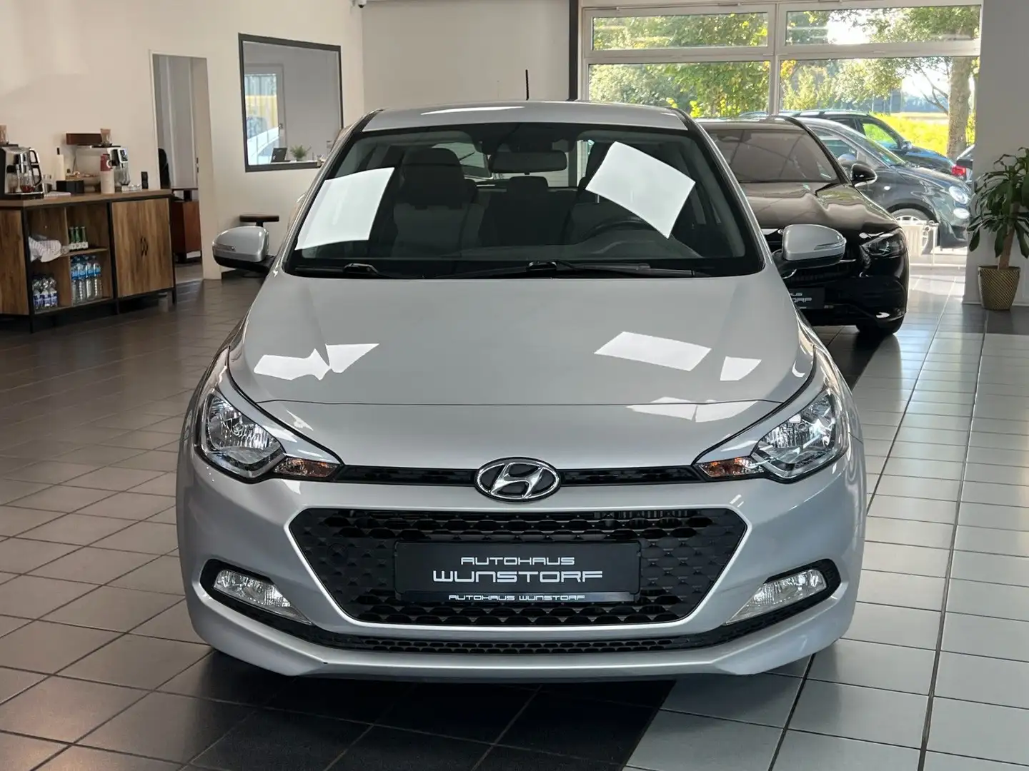 Hyundai i20 blue 1.1 CRDi KLIMA/SHZ/PDC/AUX/USB/2.HD/BT Silber - 2