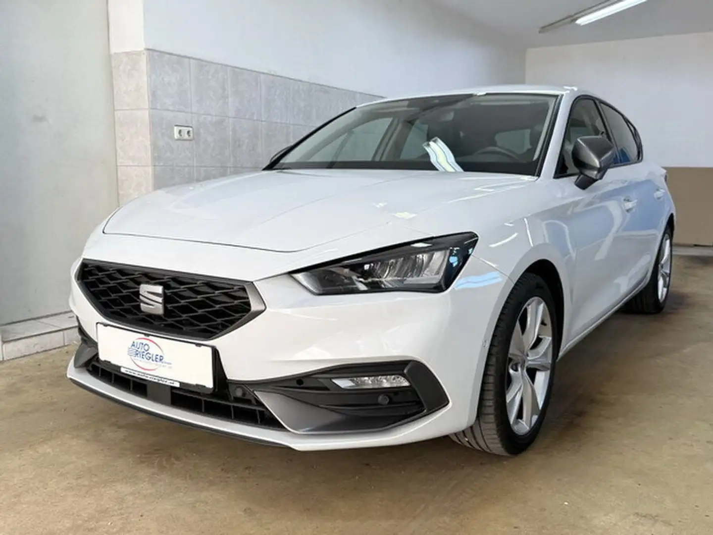 SEAT Leon FR 2,0TDi ''LED-Navi-Sportsitze-AHK-ACC-Alu'' Weiß - 1