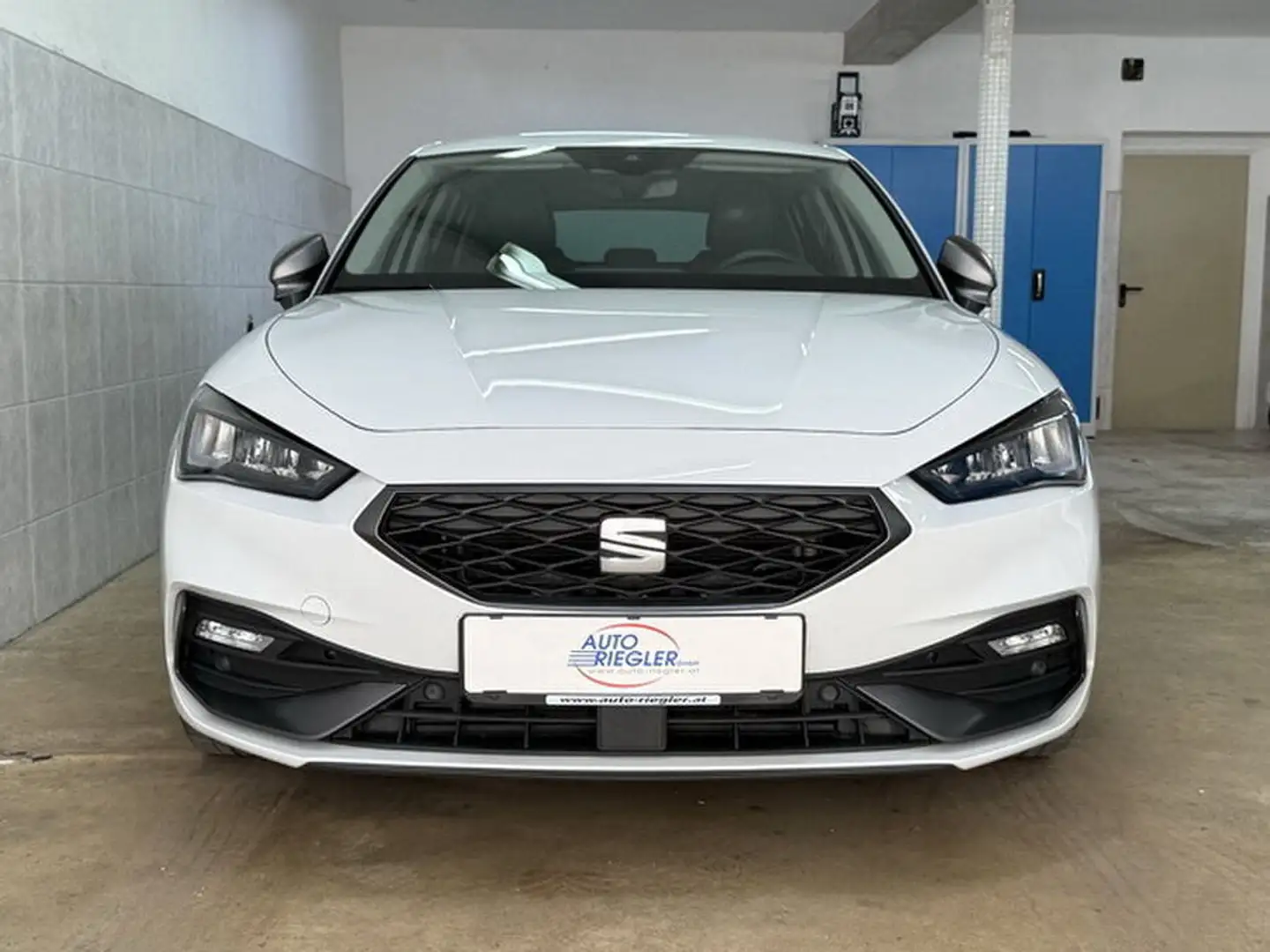 SEAT Leon FR 2,0TDi ''LED-Navi-Sportsitze-AHK-ACC-Alu'' Weiß - 2