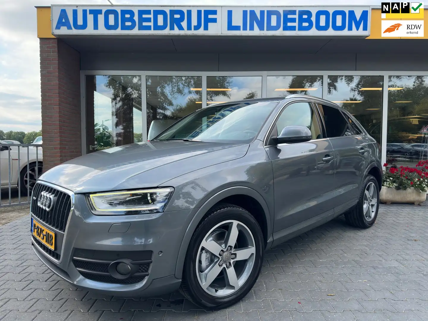 Audi Q3 2.0 TFSI quattro S Edition Grau - 1