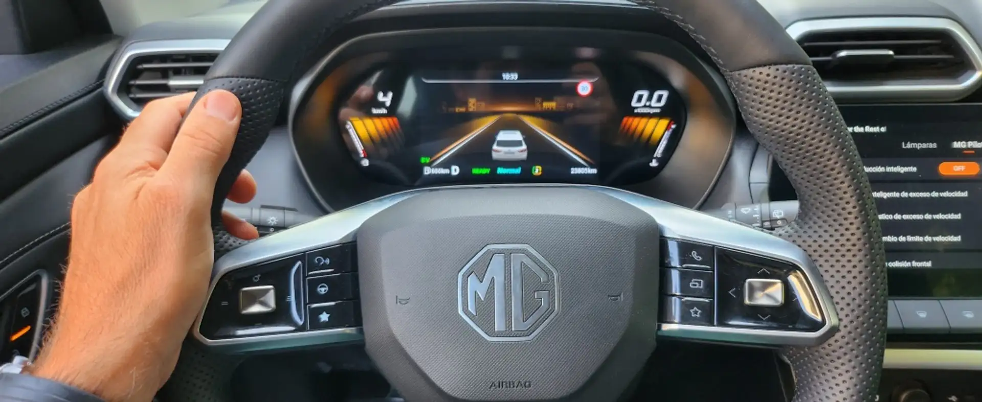 MG ZS 1.5 Hybrid+ Luxury Vert - 2