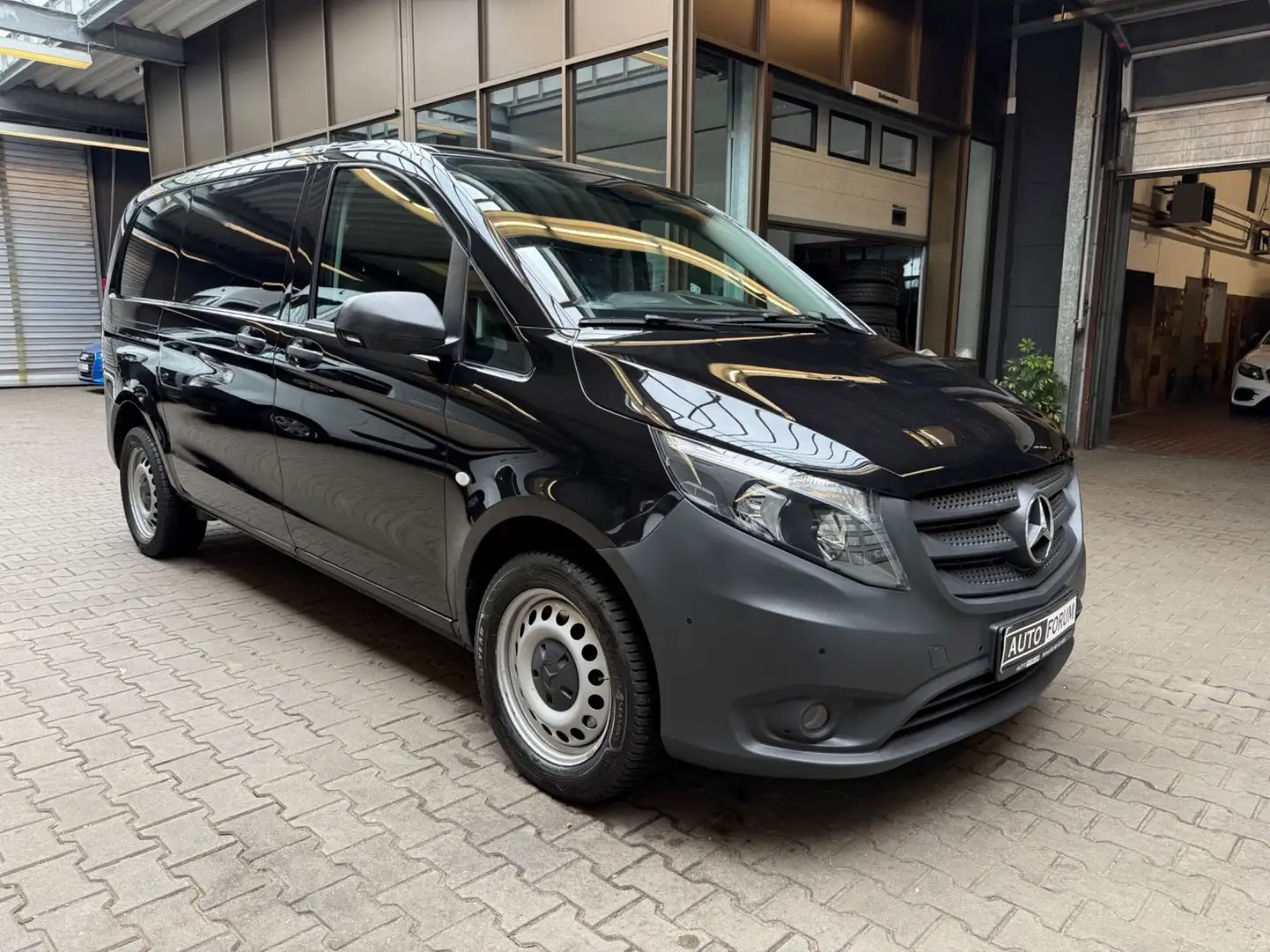 Mercedes-Benz Vito 114 CDI L1 4x4 AUTOMAT NAVI CAM SHZ KOMPAKT Schwarz - 2