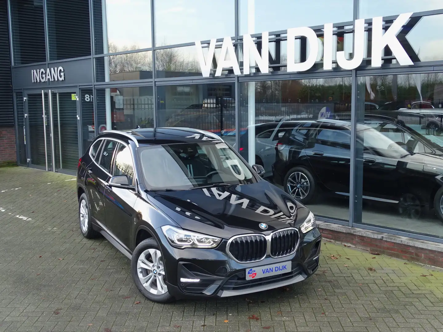BMW X1 xDrive25e Exe. Pano.Dak Camera Elek.Stoelen ADA.LE Zwart - 2