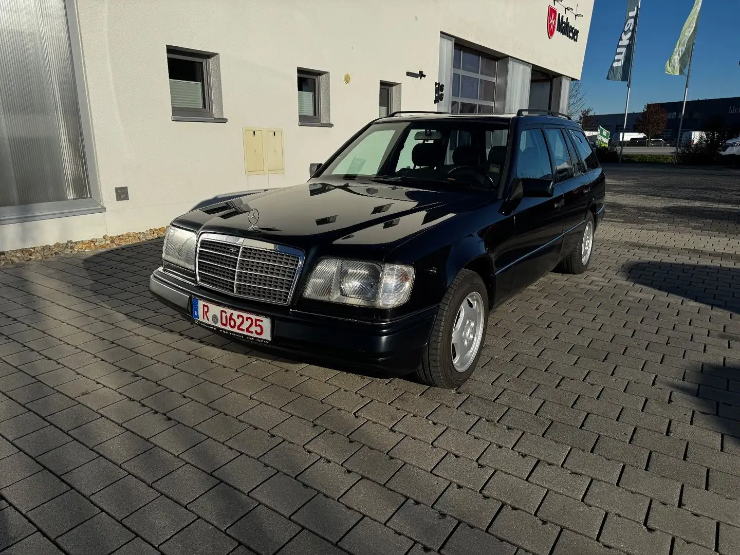 Mercedes-Benz E 200 - S124 I T-Model I KLIMA I SDACH I 8-FACH Černá - 1