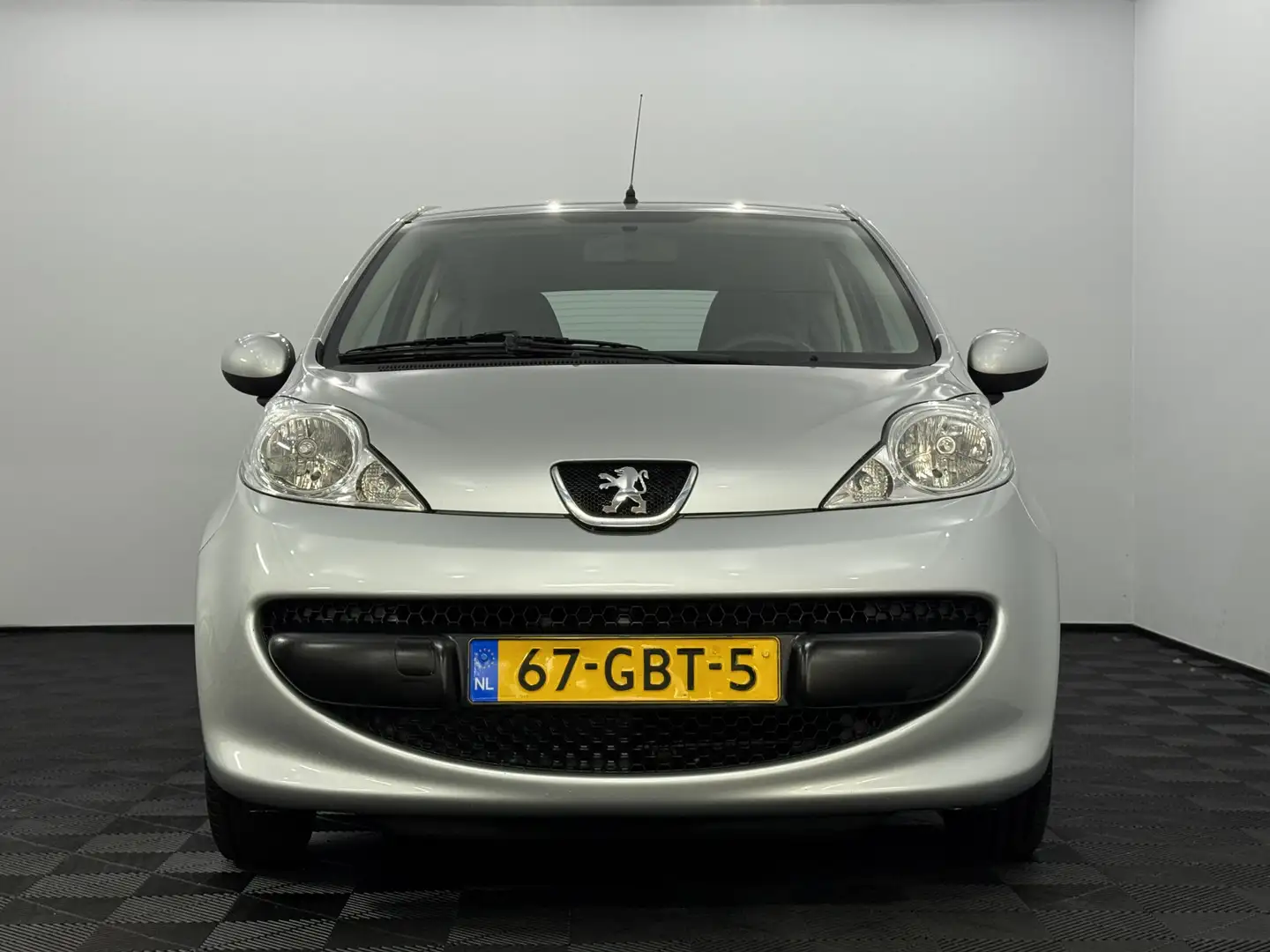 Peugeot 107 1.0-12V XS Airco, Radio Bij de verkoop van gebruik Grijs - 2