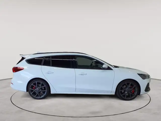 Ford Focus view 3