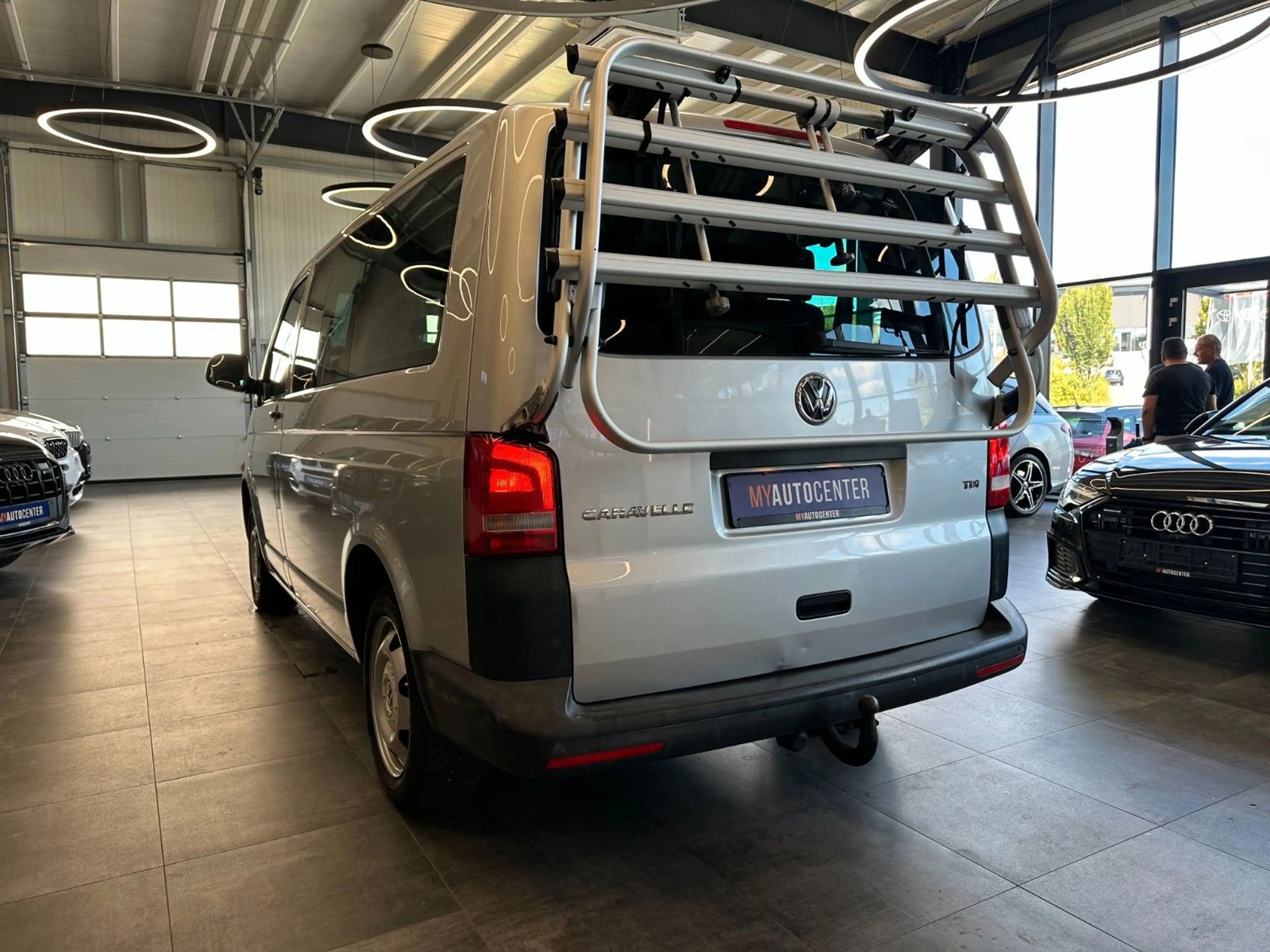 Volkswagen T5 Caravelle T5 *CAMPER*KÜCHE*BETT(aufklappbar)*ESSTISCH*AHK* — photo 5