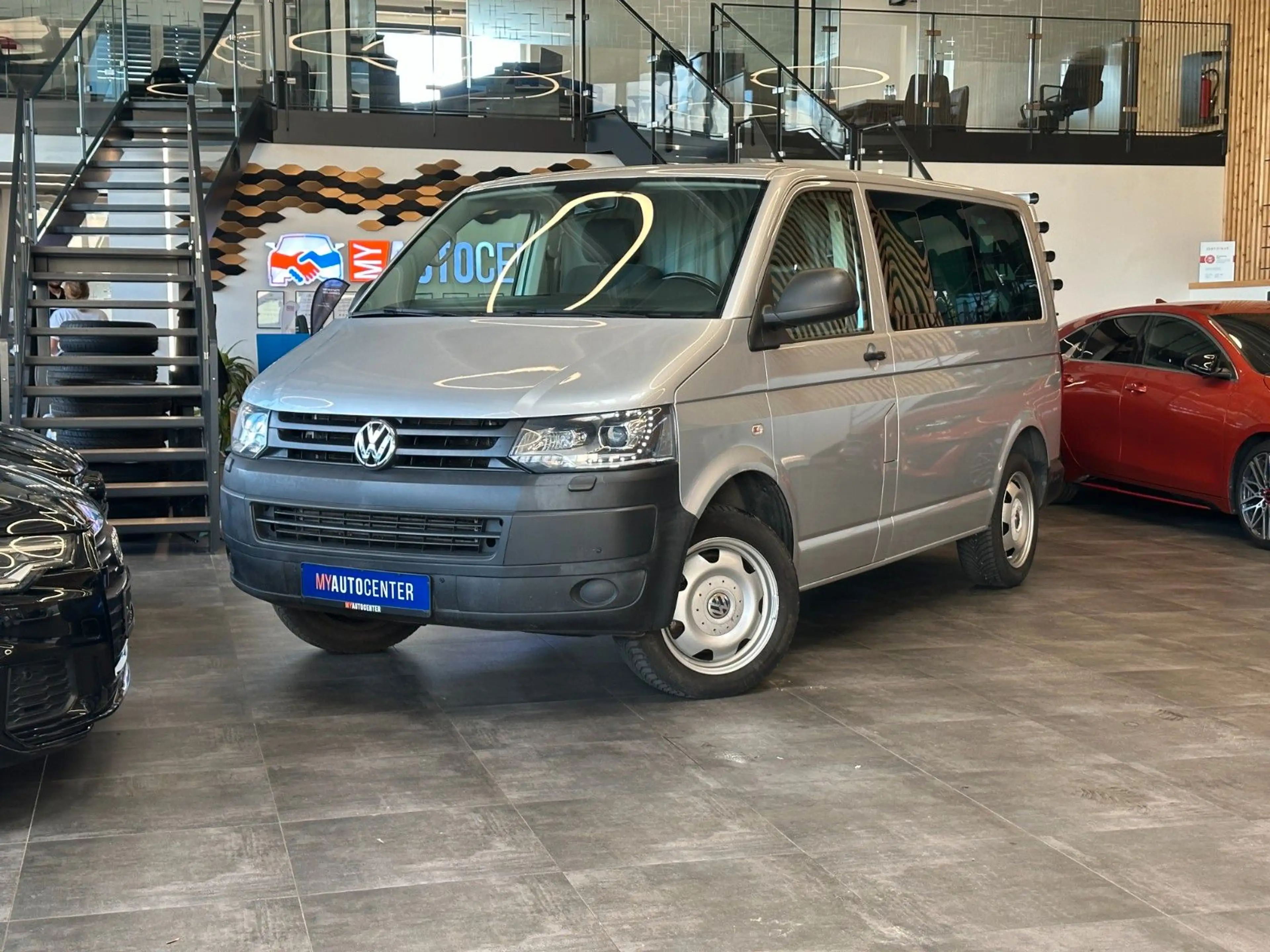 Volkswagen T5 Caravelle T5 *CAMPER*KÜCHE*BETT(aufklappbar)*ESSTISCH*AHK*